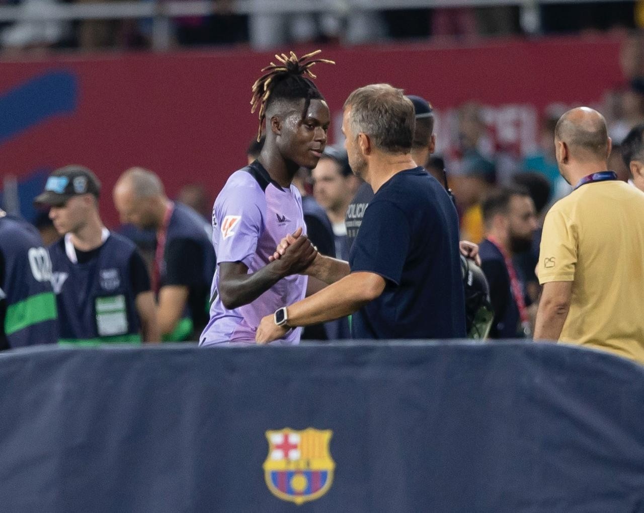 Hinh anh gay chu y giua HLV Barcelona va Nico Williams hinh anh