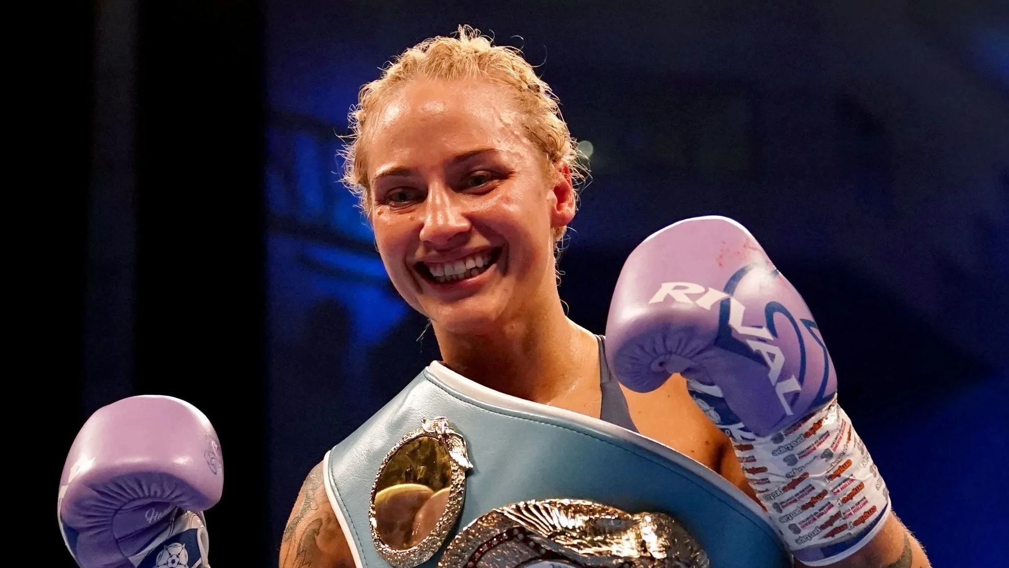 Ebanie Bridges anh 1