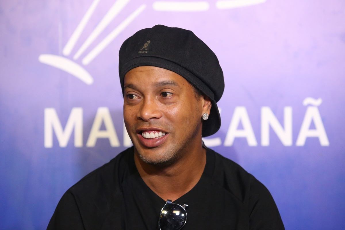Ronaldinho sang Indonesia choi bong hinh anh