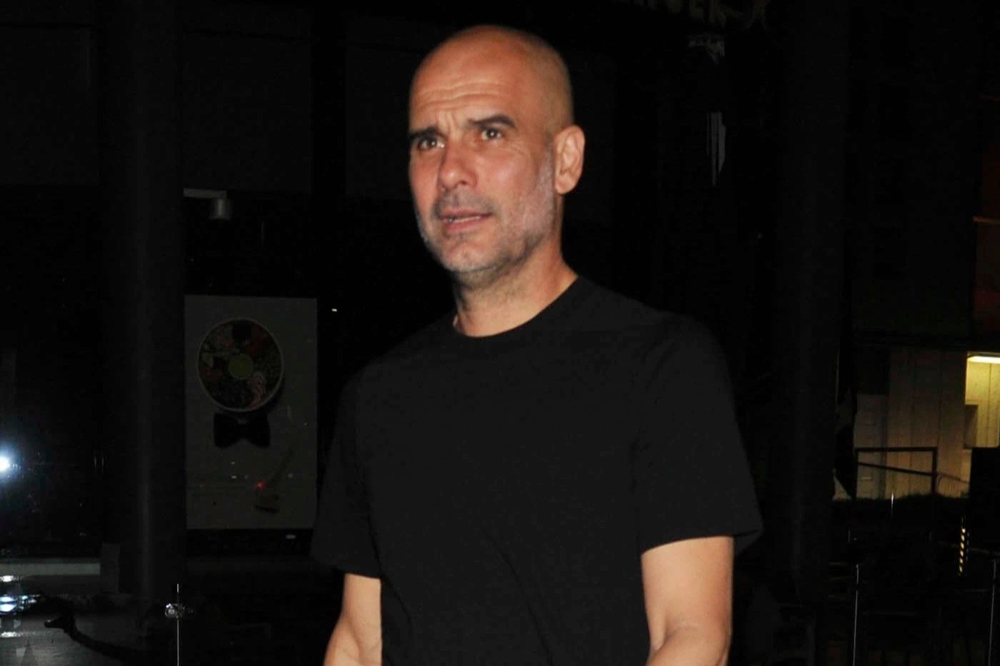 Pep cung dan sao Man City an mung chuc vo dich thau dem hinh anh