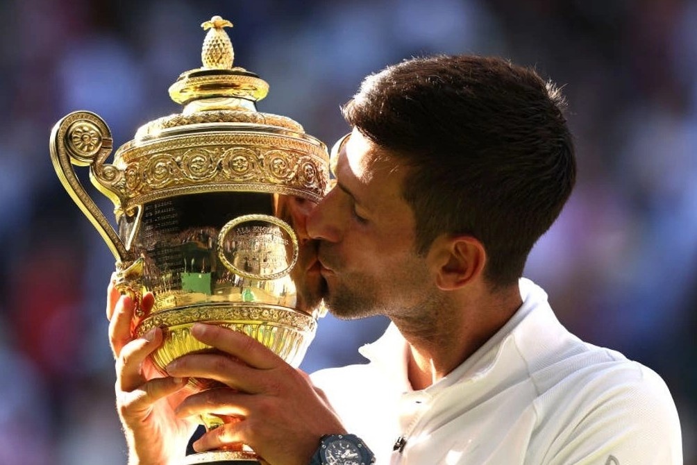 Djokovic dang thong tri Wimbledon hinh anh