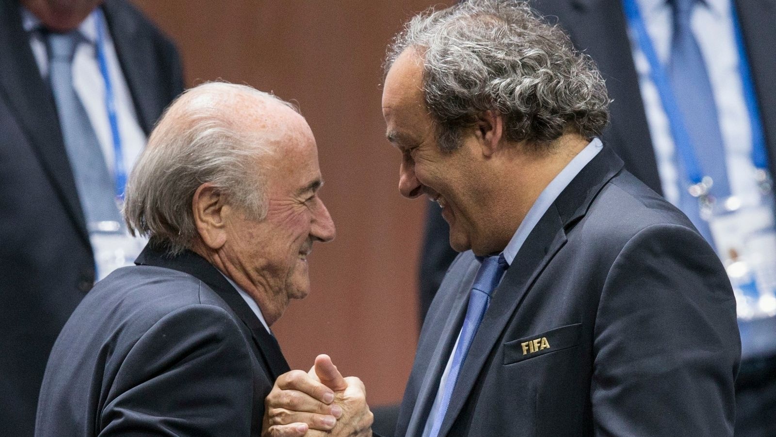 Vi sao Blatter va Platini thoat toi? hinh anh
