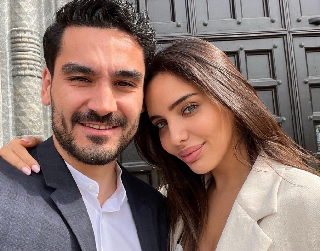 Dan sao bong da to chuc dam cuoi trong he nay hinh anh