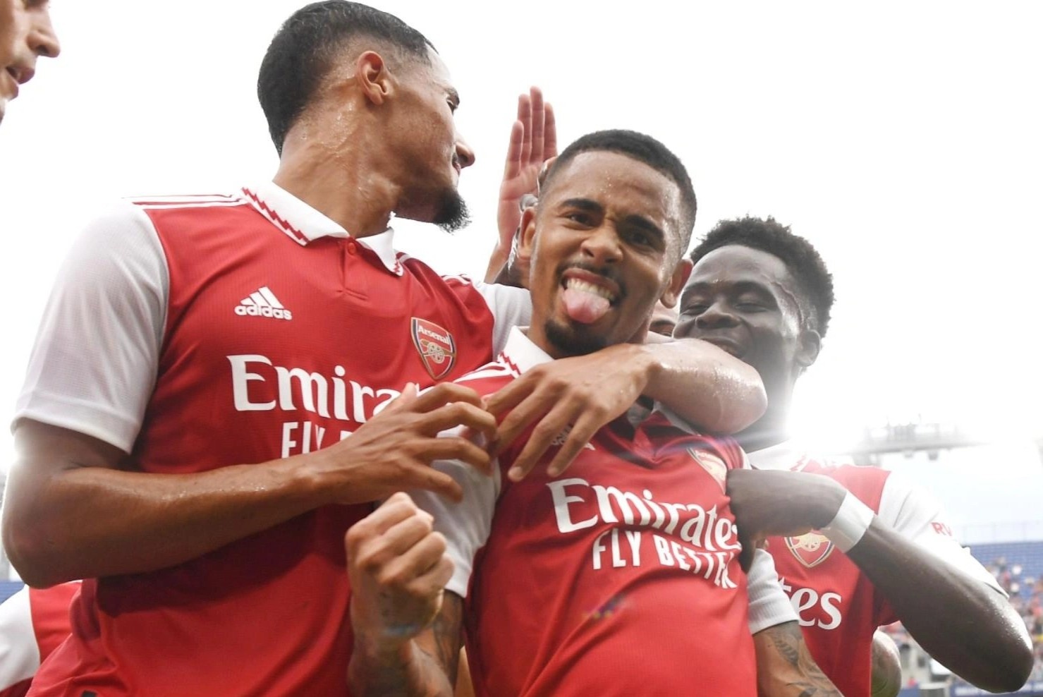 Jesus tiep tuc toa sang trong mau ao Arsenal hinh anh