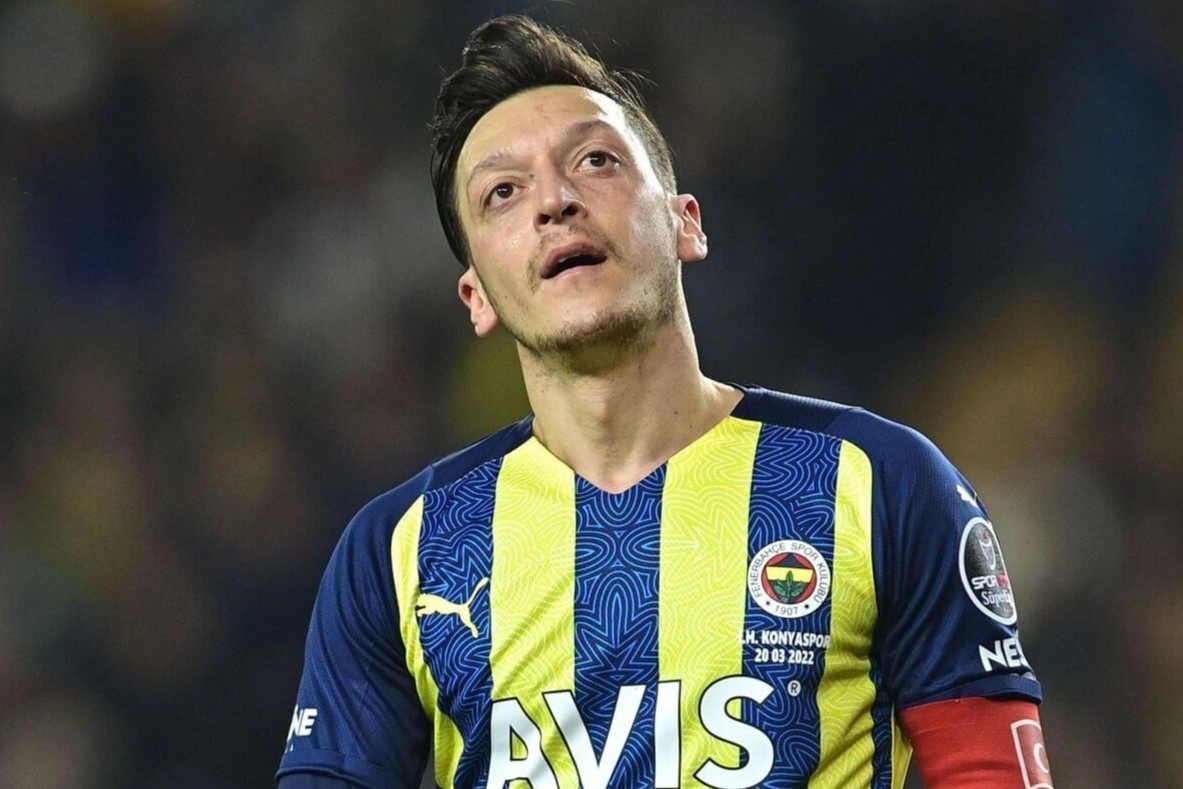 Ozil tu nguoi hung tro thanh ke bi cam ghet hinh anh