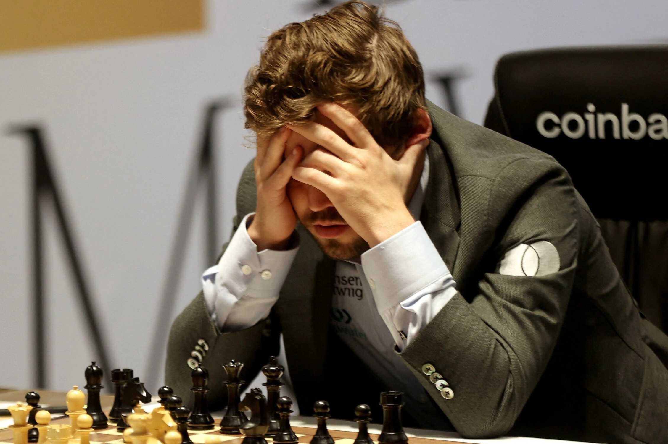 Het dong luc, Magnus Carlsen tu bo ngoi Vua co hinh anh