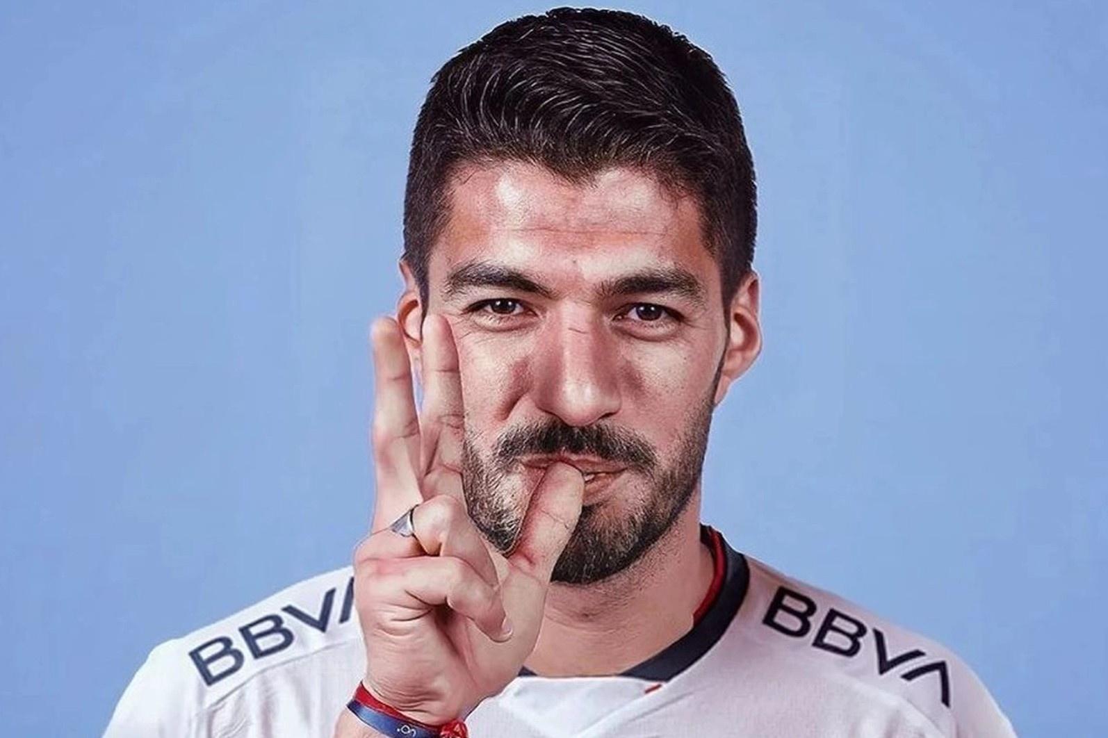 Buoc lui quan trong cua Suarez hinh anh