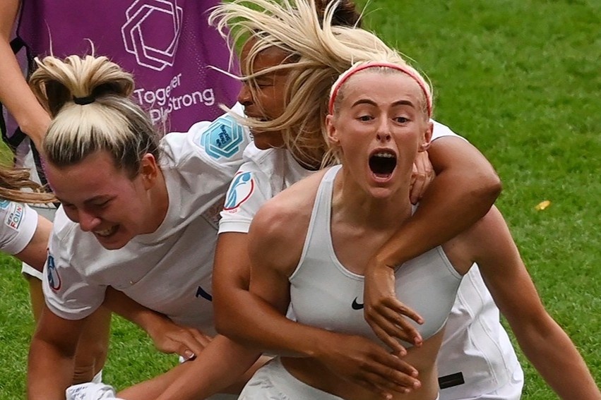 Chung ket EURO 2022 lap ky luc khan gia den san hinh anh