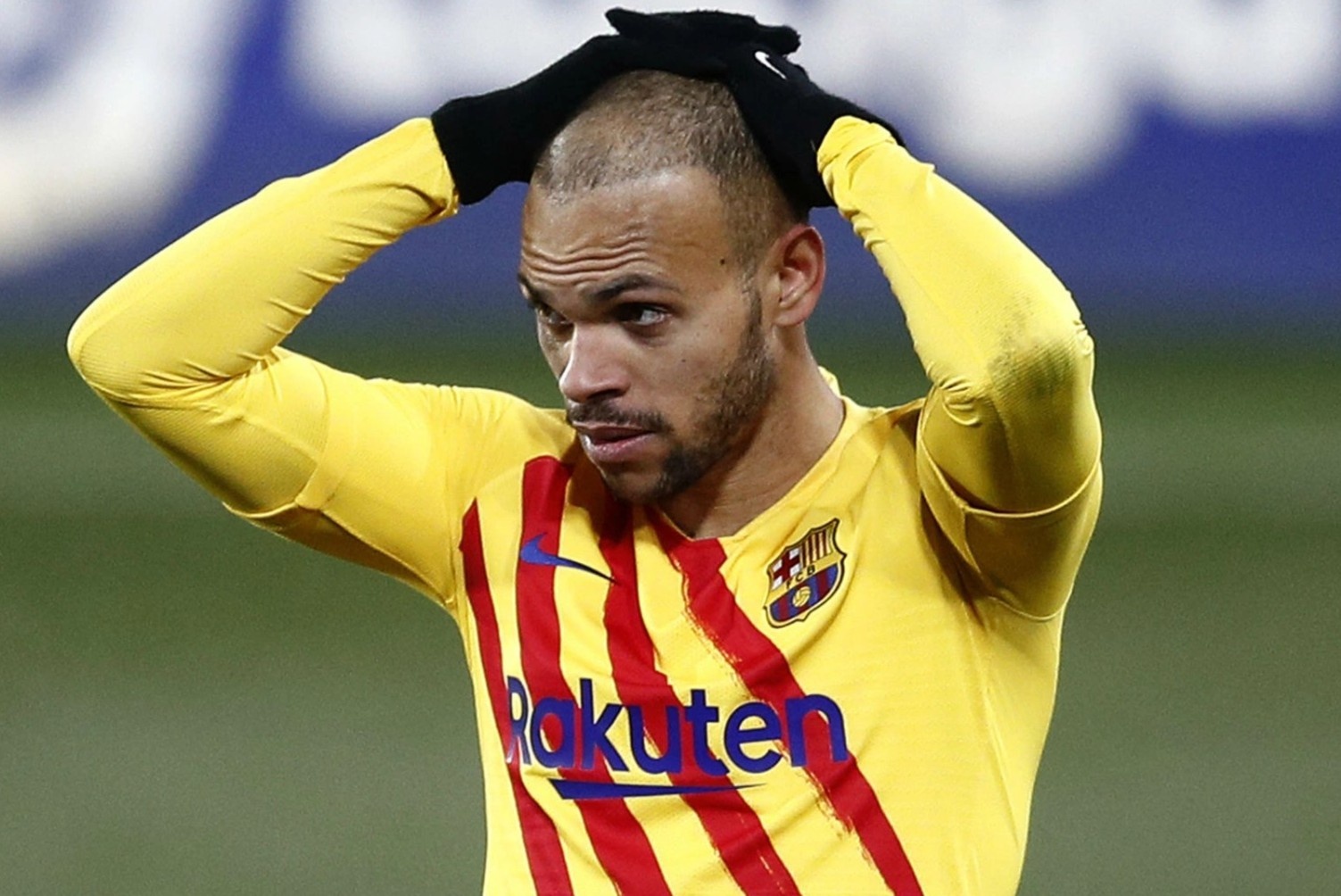 Sao Barca bi tuoc so ao, ep buoc roi CLB hinh anh