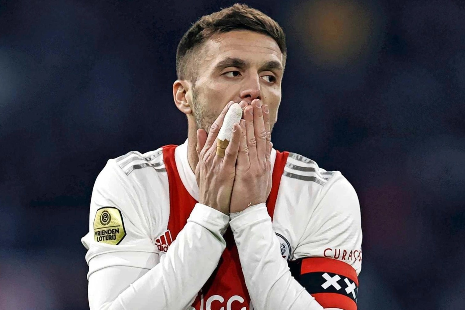 Thu quan Ajax danh nhau voi cuop hinh anh