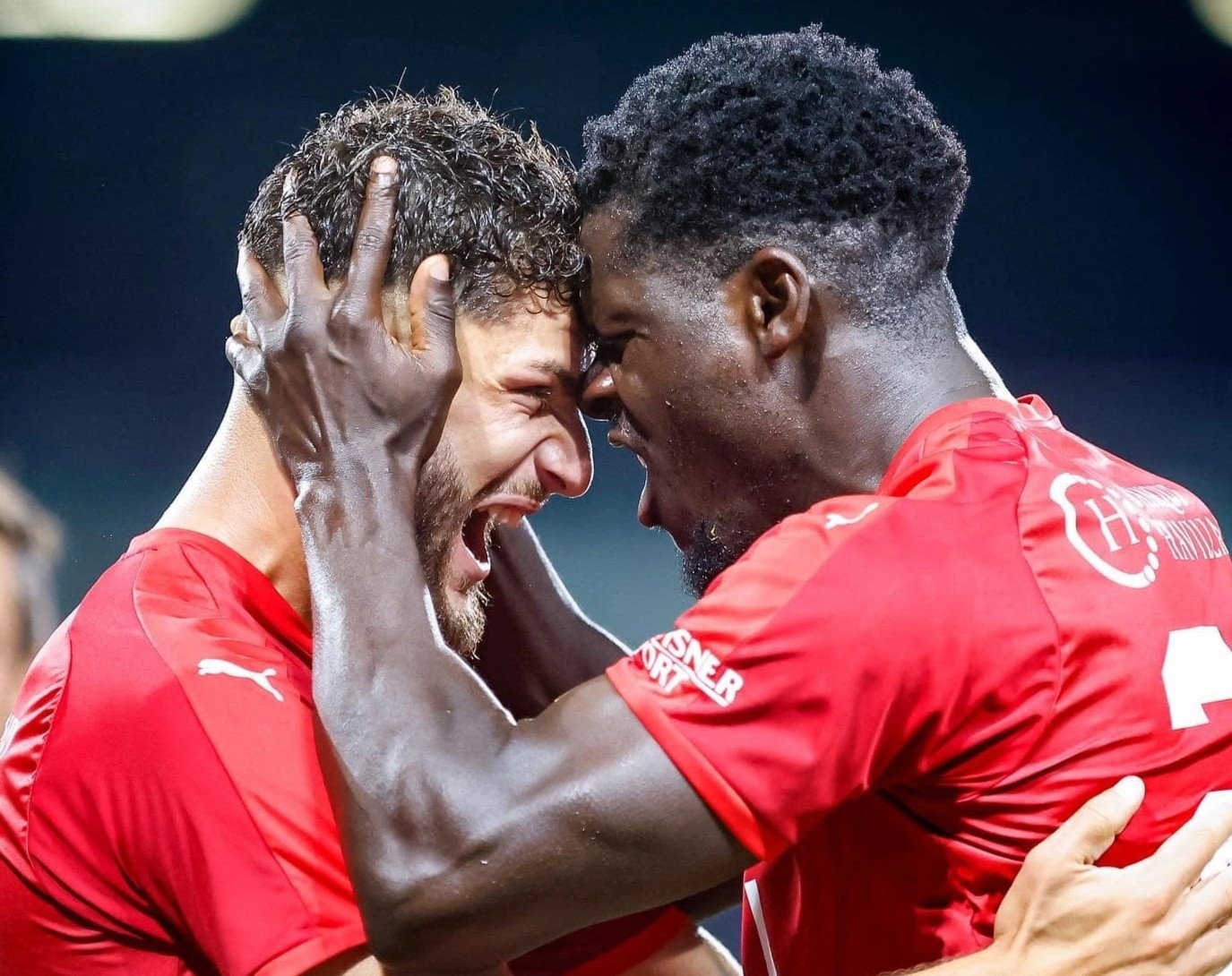 Doi bong ti hon thanh hien tuong o cup chau Au hinh anh