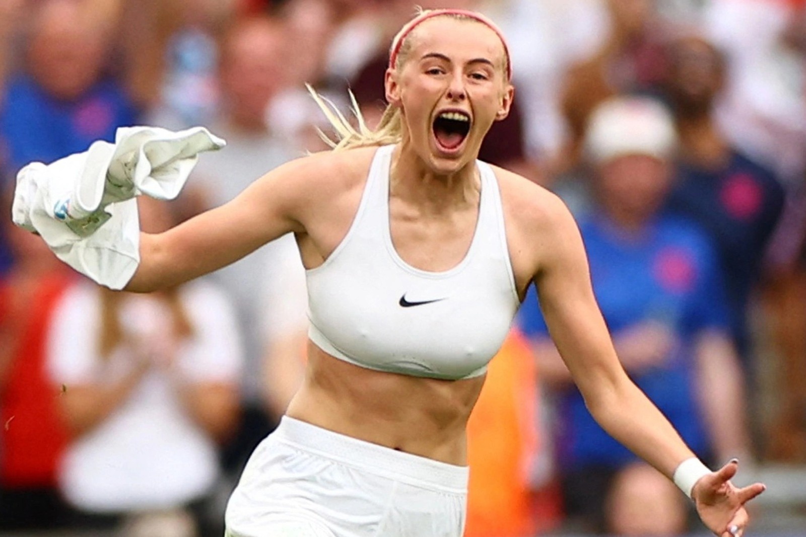 Nu cau thu Anh doi doi sau pha coi ao an mung hinh anh