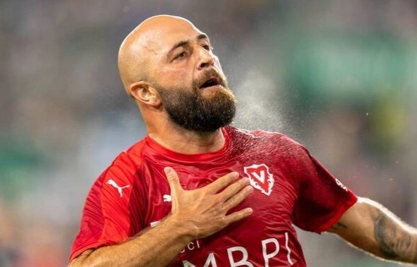 Doi bong ti hon di vao lich su cup chau Au hinh anh