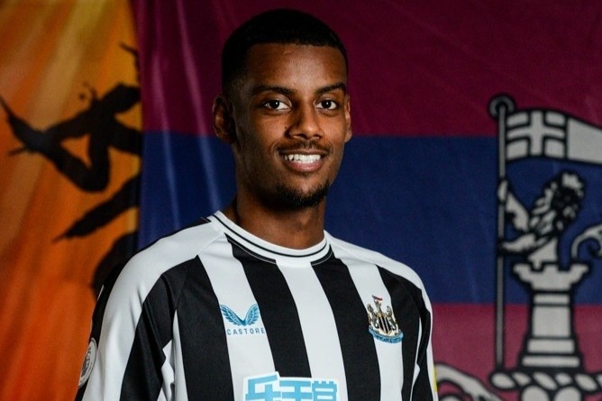 Tan binh dat nhat lich su Newcastle co gi dac biet? hinh anh