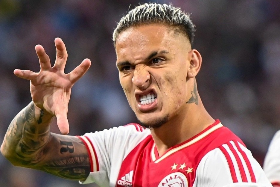 Antony dang gia de MU chi 100 trieu euro hinh anh