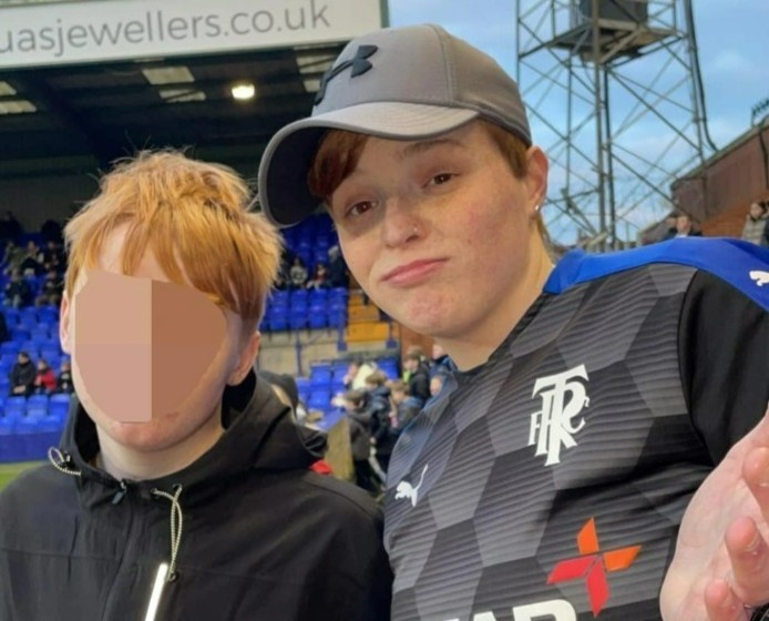 Nguoi phu nu dau tien o Anh bi cam den san bong hinh anh