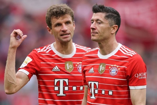 Muller khong bat tay Lewandowski trong duong ham hinh anh