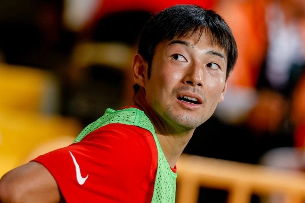 Sao Nhat Ban nhan the do chi sau 20 giay ra mat CLB moi hinh anh