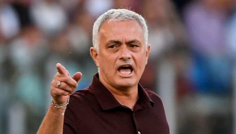 Mourinho: 'Cau thu cua toi phai dien he moi co penalty' hinh anh