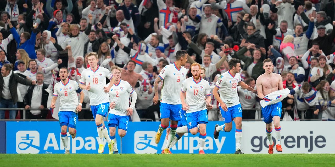 Doi bong hang 100 tao ra cu soc lon o Nations League hinh anh