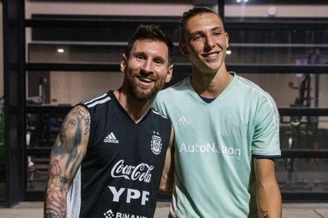 Cau thu Argentina xam chu ky Messi len tay hinh anh