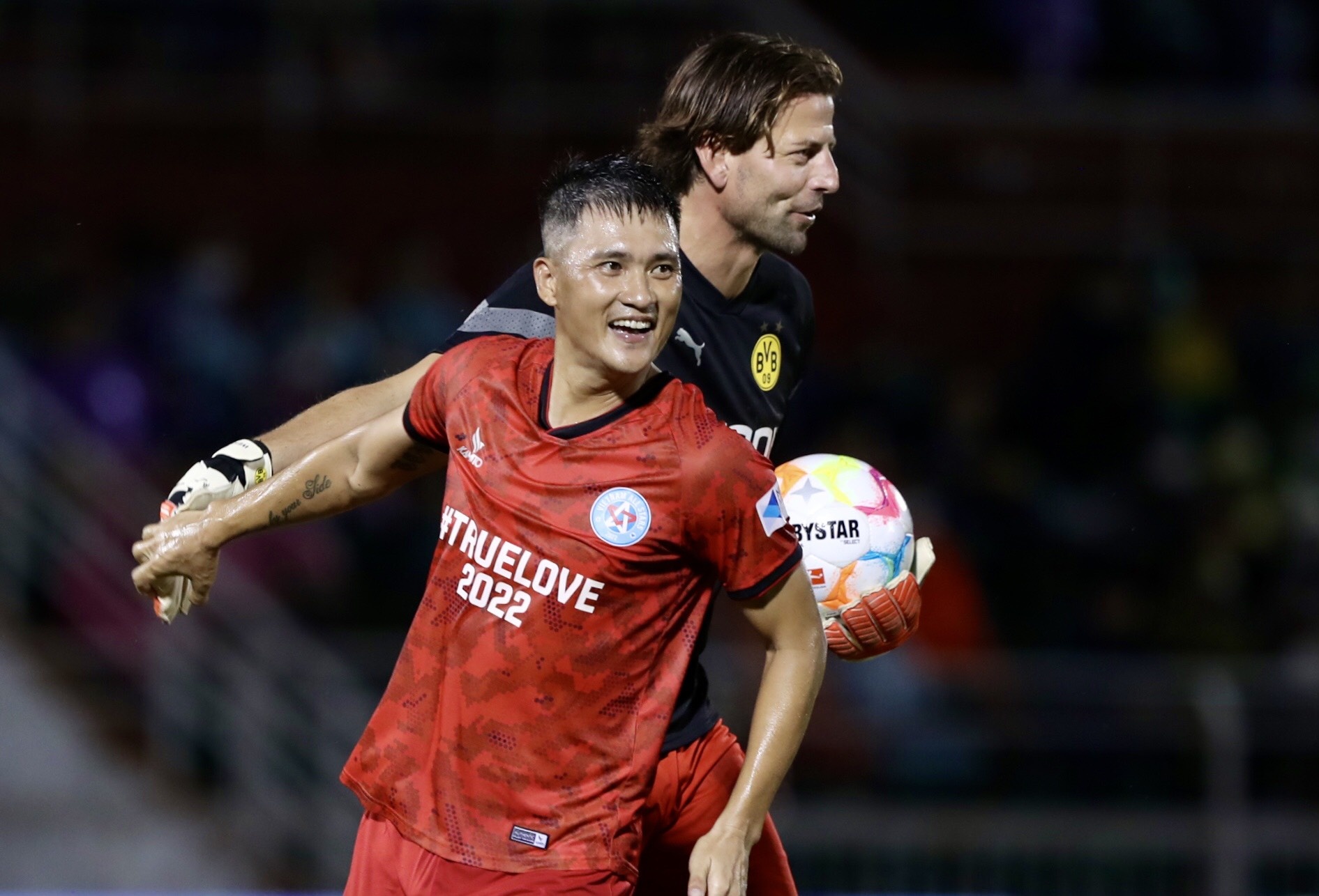 Cong Vinh ghi ban trong tran thua cua doi Vietnam All Stars hinh anh