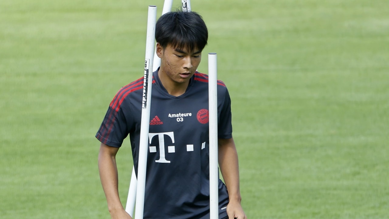 Bayern chieu mo cau thu 18 tuoi cua Nhat Ban hinh anh