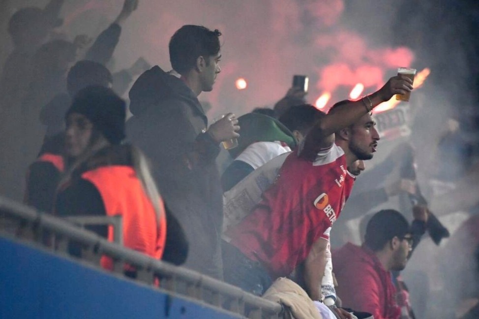 Chu PSG bi tay chay o Europa League hinh anh