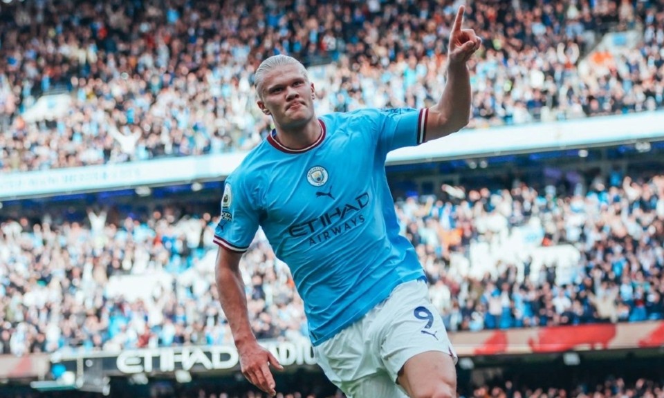 Haaland toa sang giup Man City bam sat Arsenal hinh anh