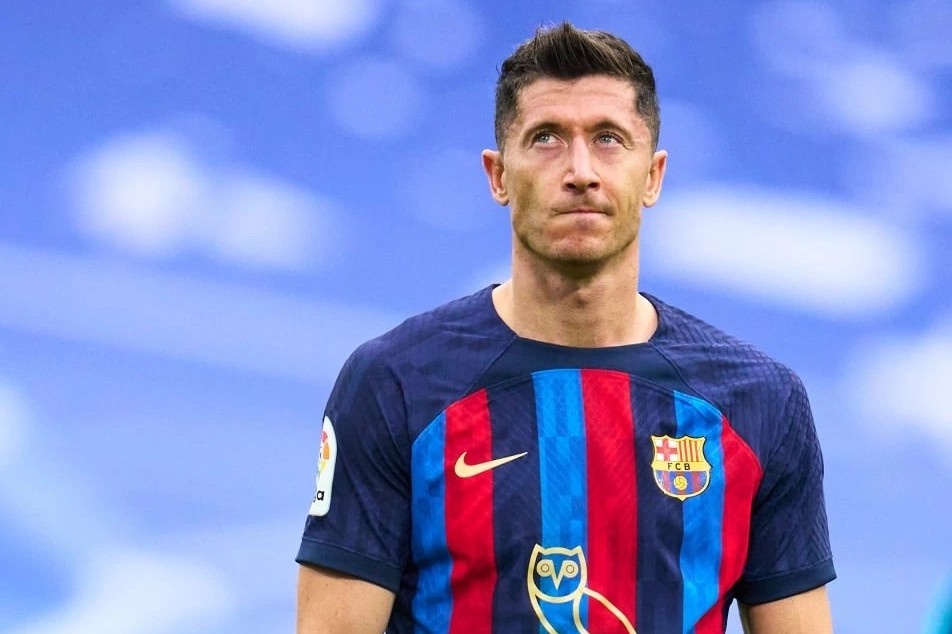 Lewandowski bat man voi Xavi hinh anh