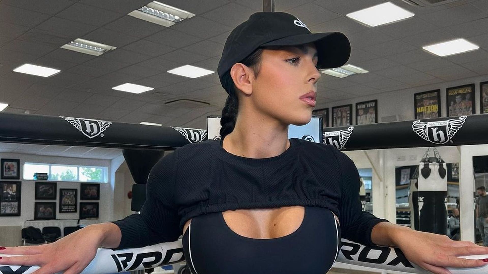 Ban gai Ronaldo tap MMA hinh anh