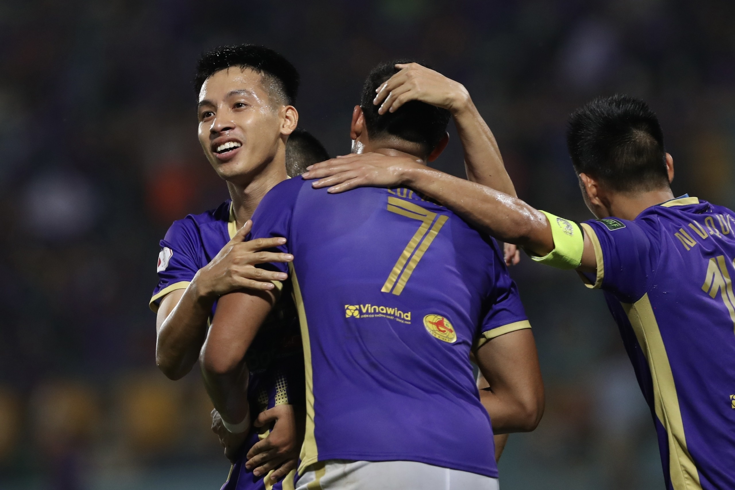 Hung Dung toa sang giup CLB Ha Noi tro lai ngoi dau V.League hinh anh