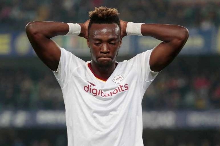 Mourinho noi gian voi cau thu Roma sau tran hoa hinh anh