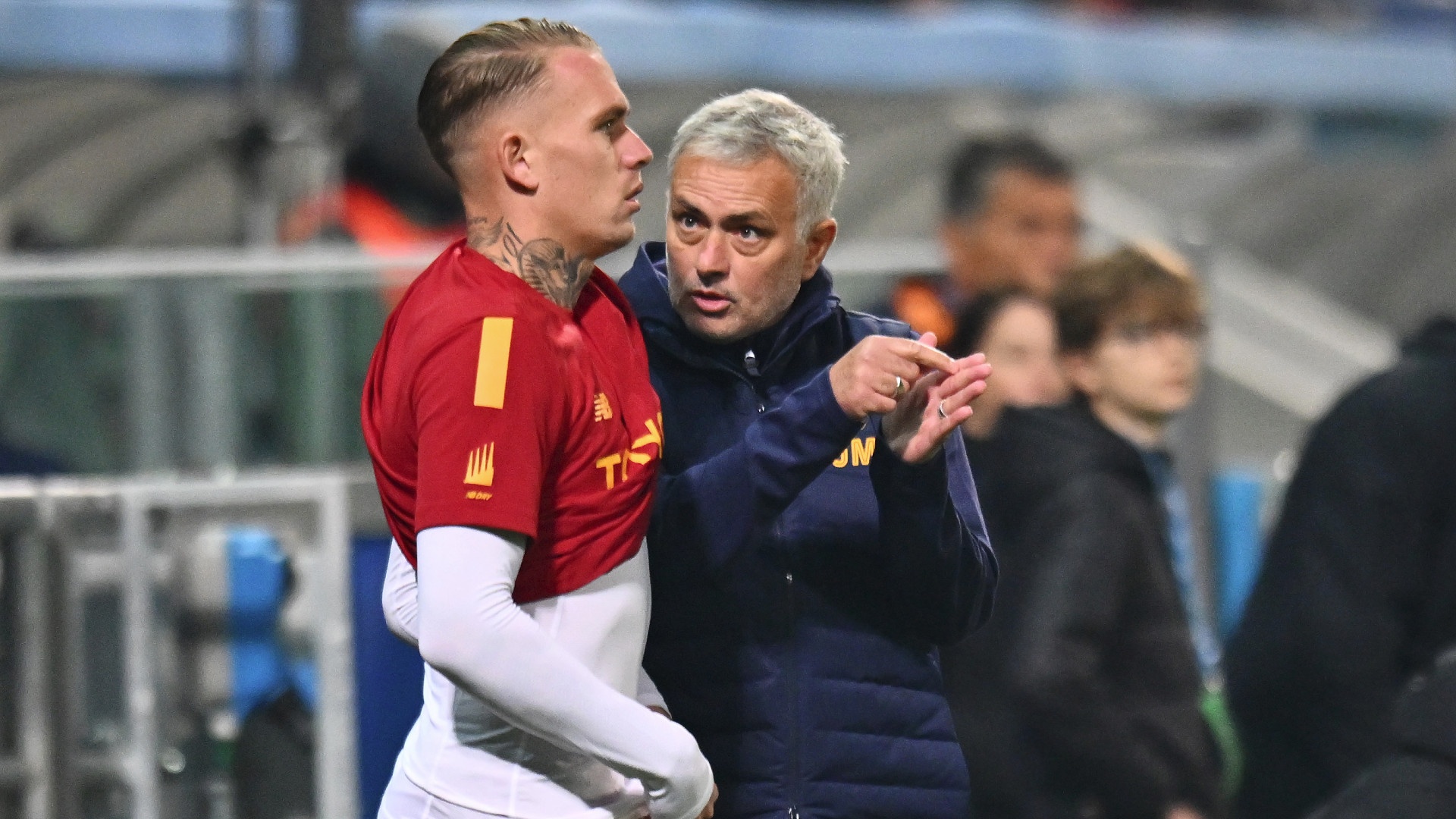 Mourinho: 'Mot cau thu Roma da phan boi tat ca' hinh anh