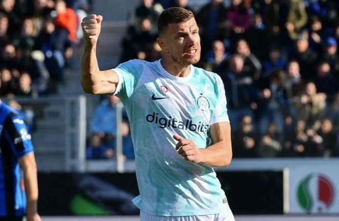 Chan sut 36 tuoi giup Inter nguoc dong thang Atalanta hinh anh