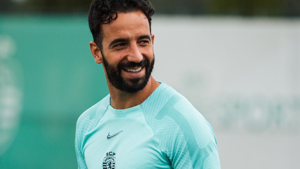 HLV Sporting Lisbon bao ve Ronaldo hinh anh