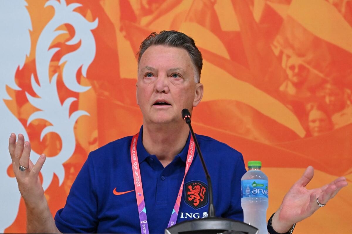 Van Gaal giai thich viec trao so ao la o tuyen Ha Lan hinh anh