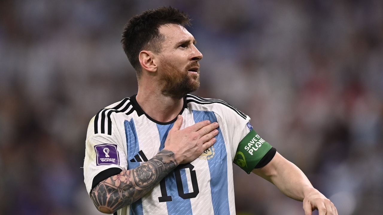 Khoanh khac thien tai cua Messi cuu Argentina hinh anh