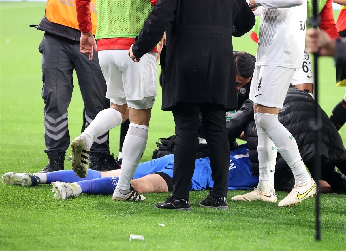 CDV dung cot co danh trong thuong cau thu hinh anh