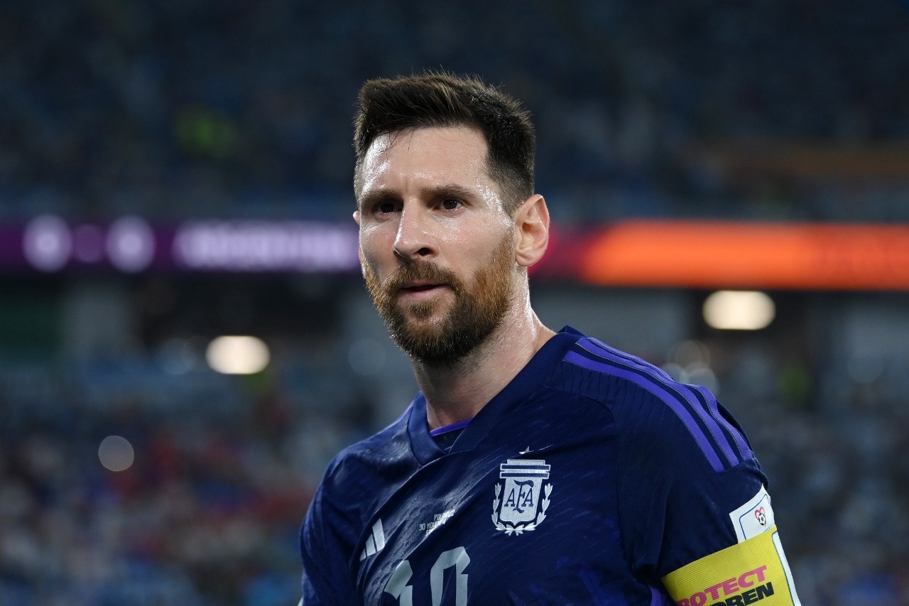 Phan ung cua Messi sau khi da hong phat den hinh anh