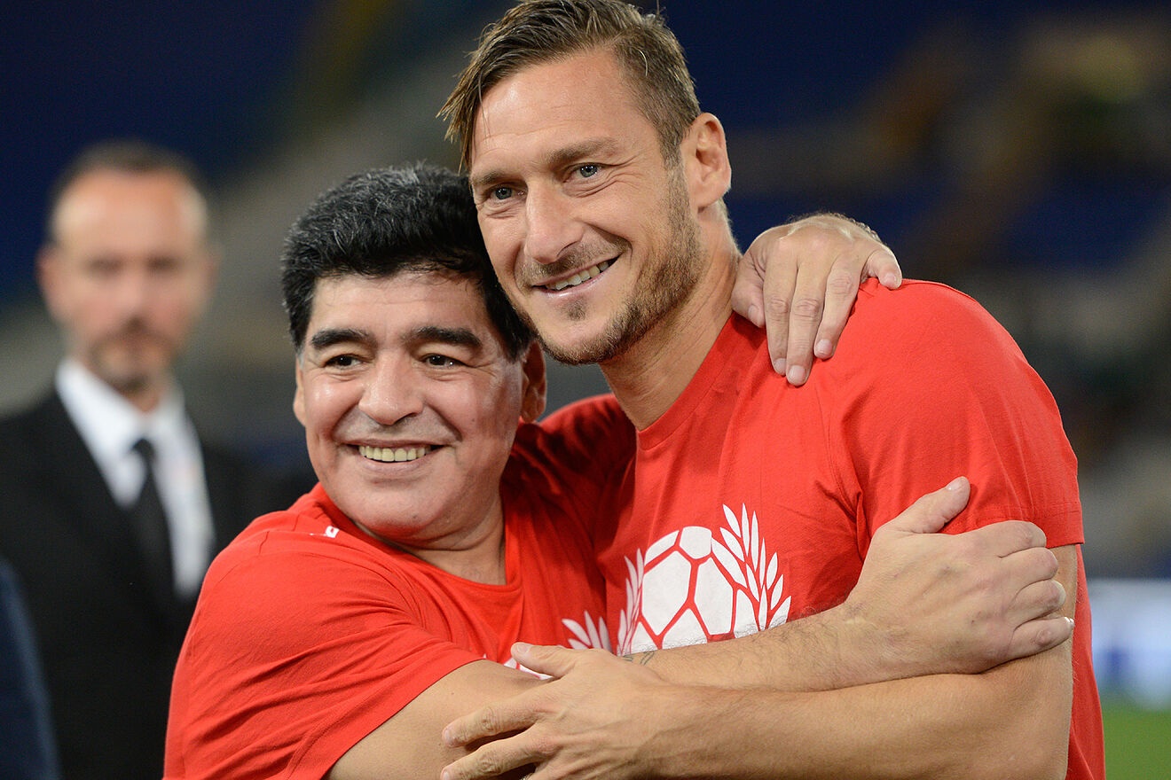 Totti danh gia Messi kem Maradona hinh anh