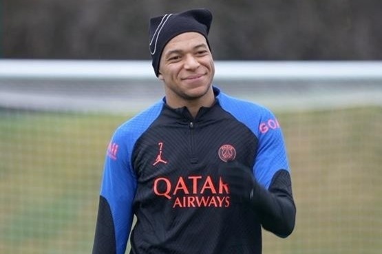 Mbappe doi dau em trai trong buoi tap cua PSG hinh anh