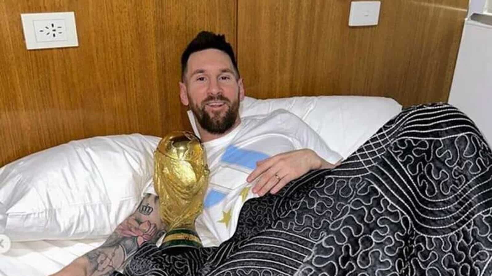 Messi chua hen ngay tro lai PSG hinh anh
