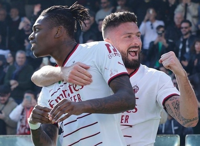 AC Milan tiep tuc bam duoi Napoli hinh anh