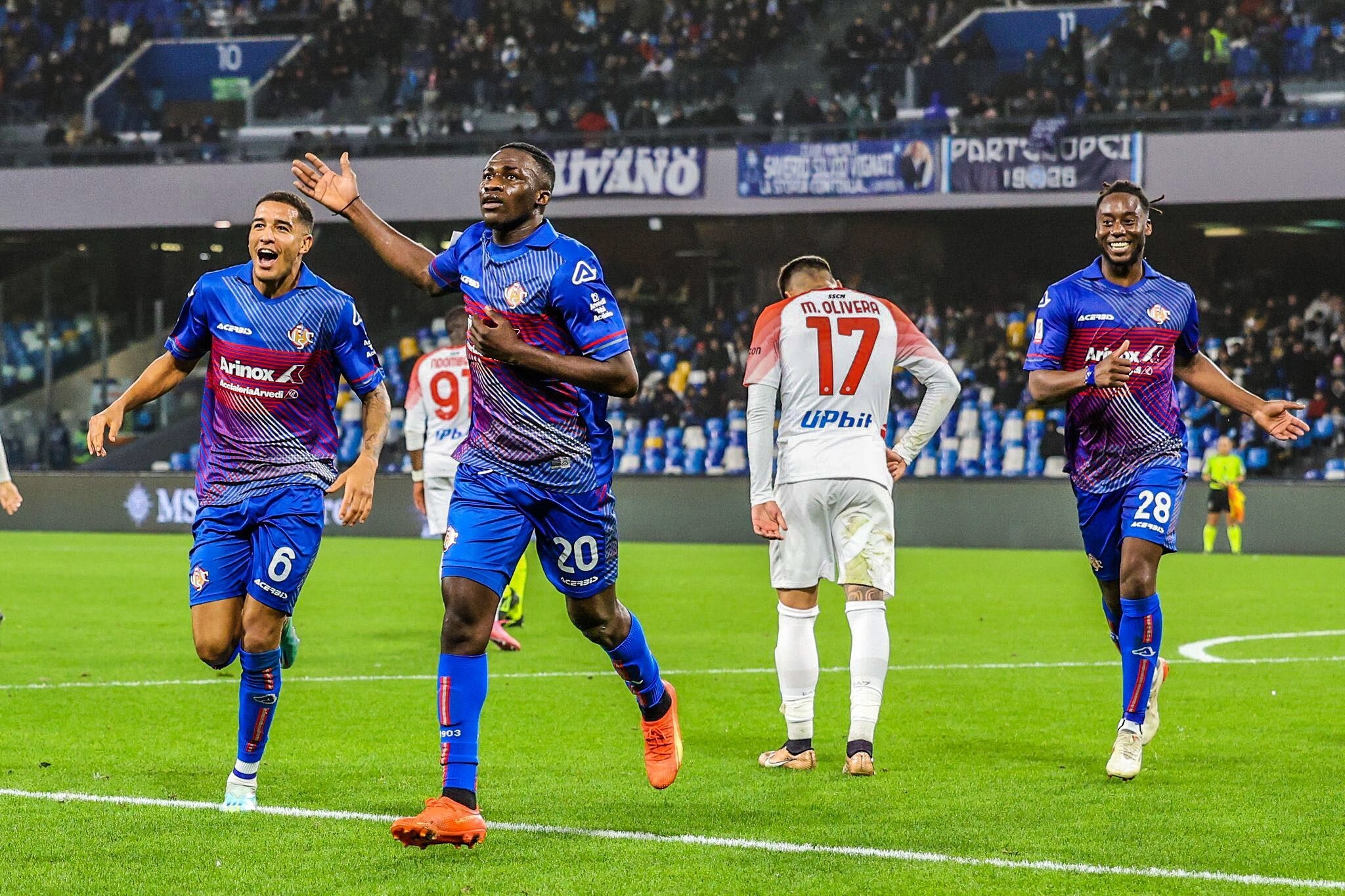 Napoli bi doi bet bang loai khoi Cup quoc gia hinh anh