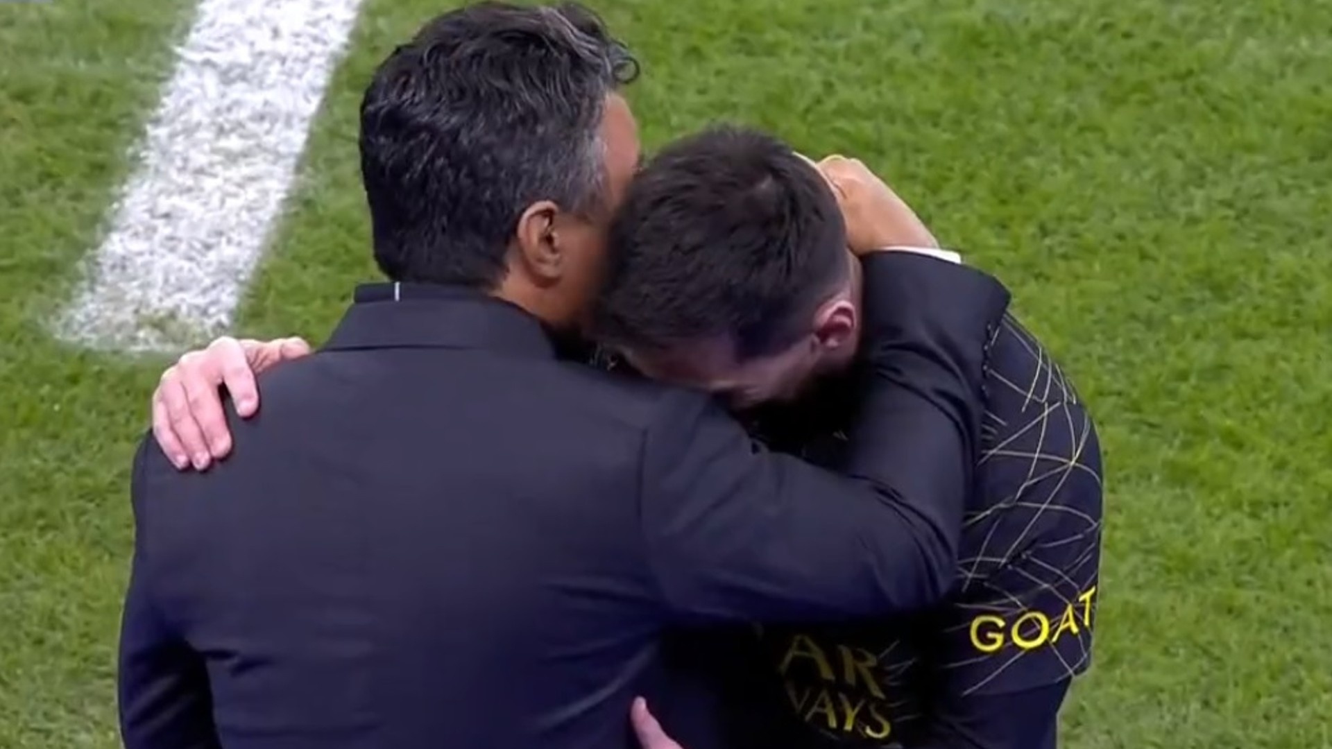 Messi om chat HLV doi thu sau khi roi san hinh anh