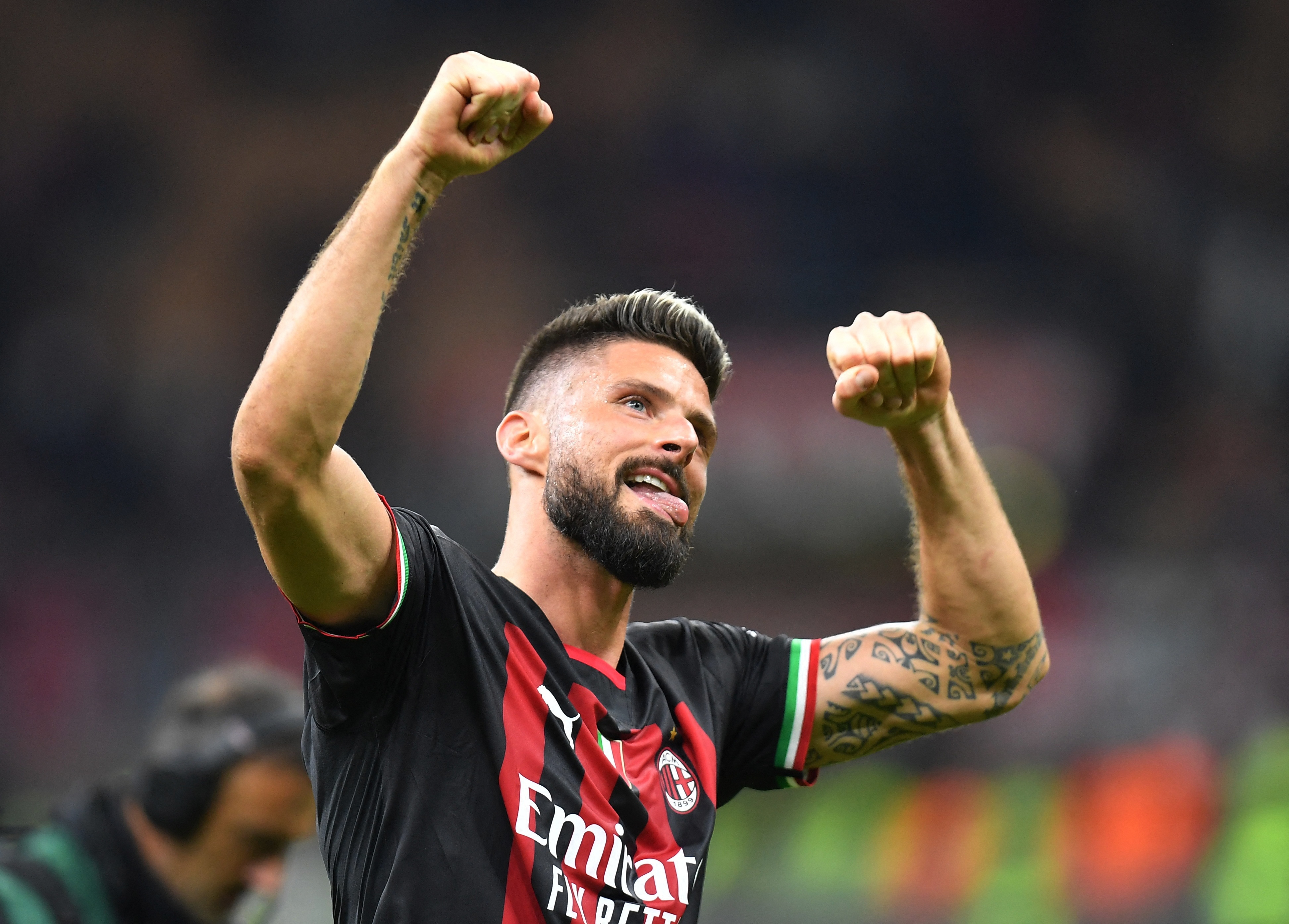 Giroud giup AC Milan vuot qua khung hoang hinh anh