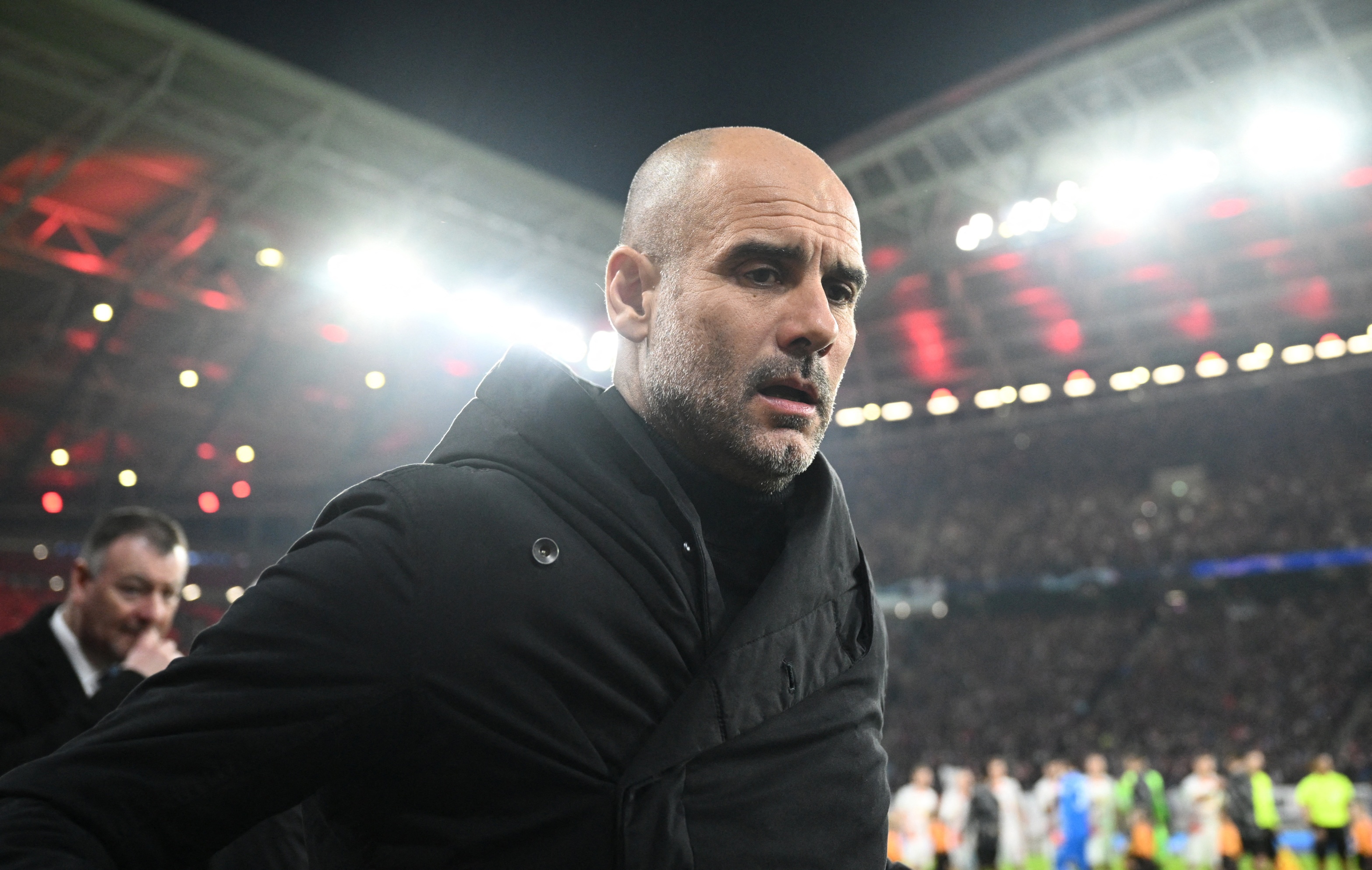 Pep noi gian voi cau thu Man City hinh anh