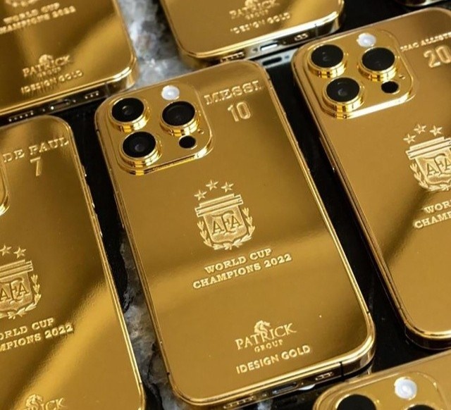 Messi tang 35 iPhone ma vang cho nhan vien va dong doi hinh anh