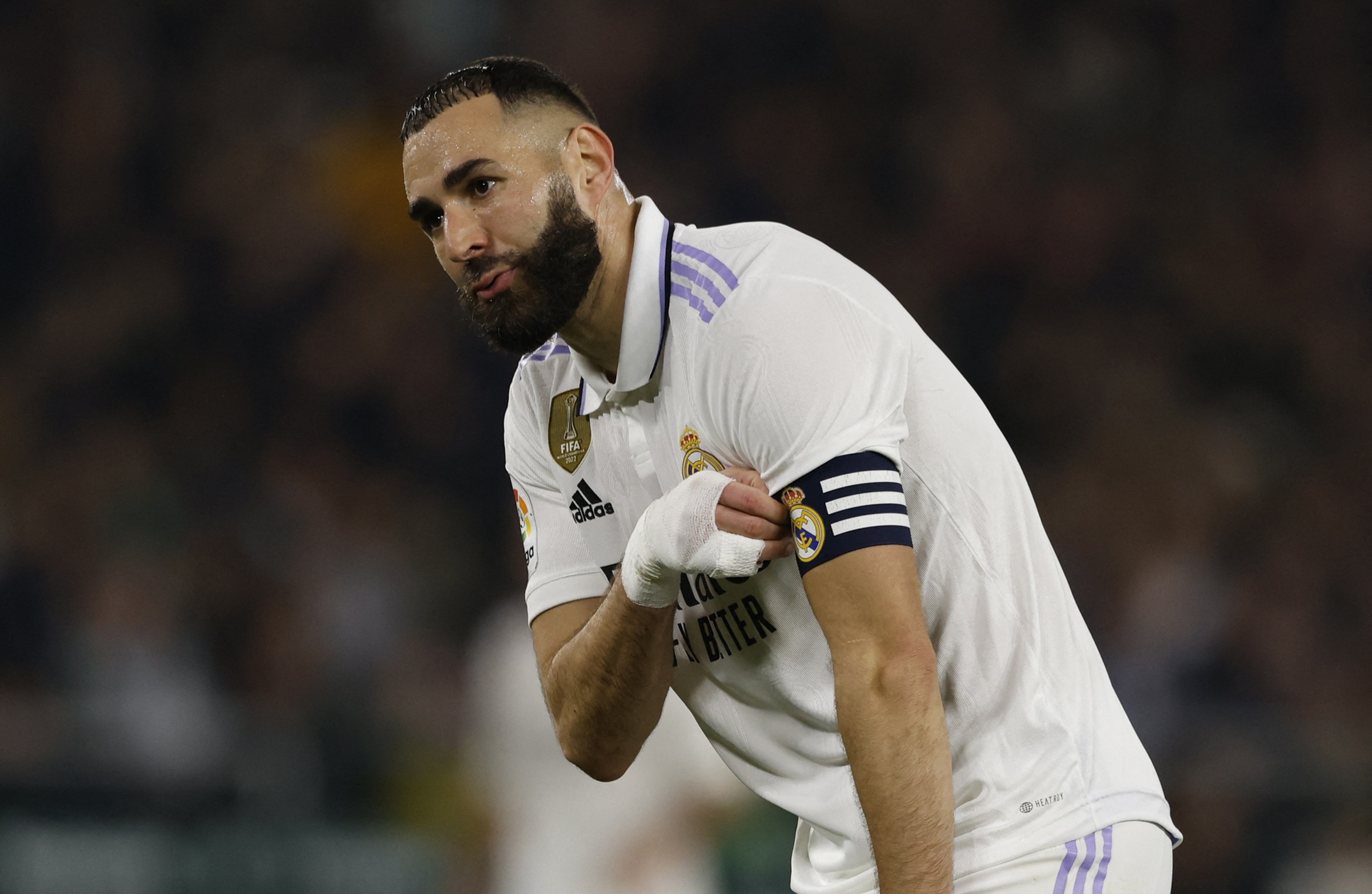 Benzema mang HLV Deschamps la ke 'tro tren' hinh anh